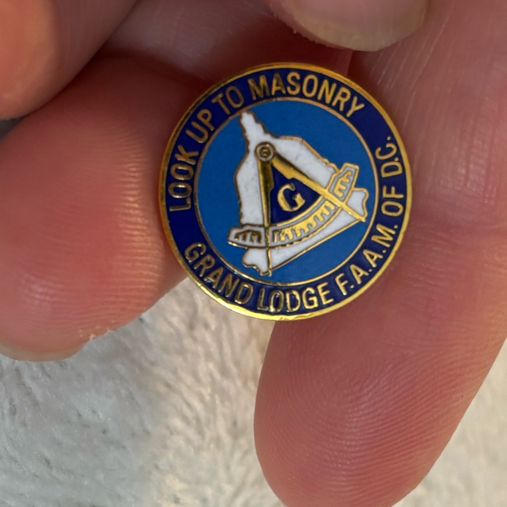 Look Up To Masonry 1991 Lapel Pin Grand Lodge FAAM of Washington DC